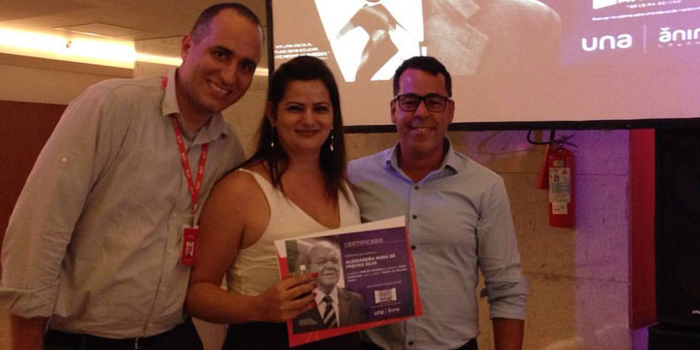 A professora Alessandra na cerimônia de entrega do prêmio
